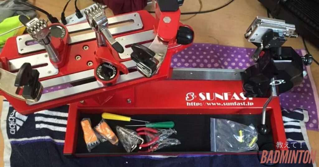 実際にガット張り機を使用する様子